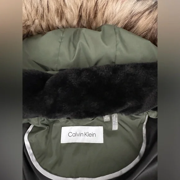 COPY - Small Women's Calvin Klein Black and Army Green Puffer Coat with Faux Fu… - Picture 11 of 12